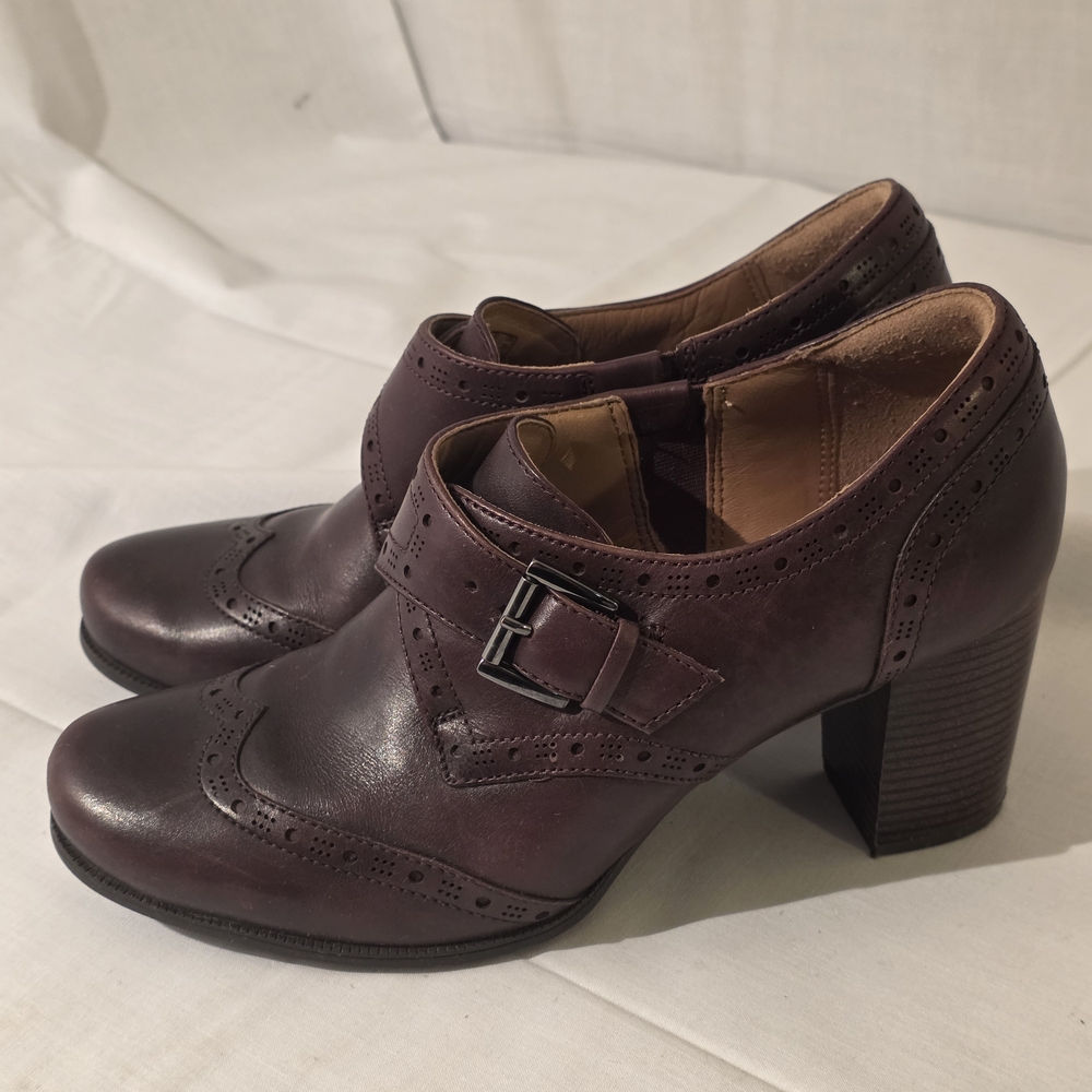Clarks Women's Leather Ankle Booties with Buckle Sz 7.5